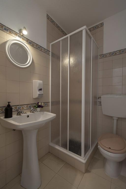 לאגוּ‏ש Guest House First Floor מראה חיצוני תמונה