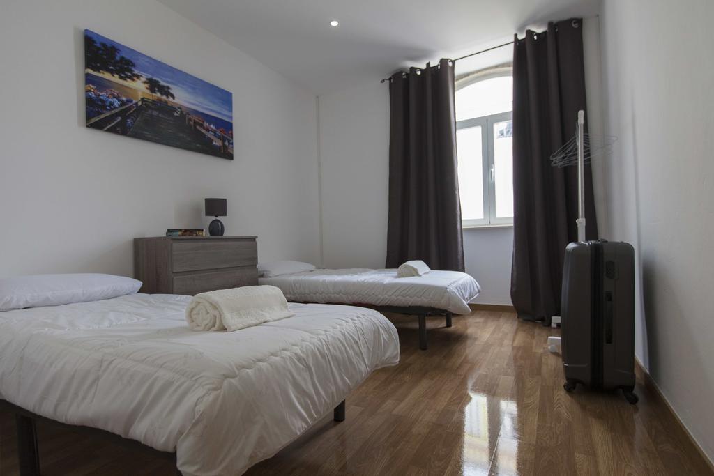 לאגוּ‏ש Guest House First Floor מראה חיצוני תמונה