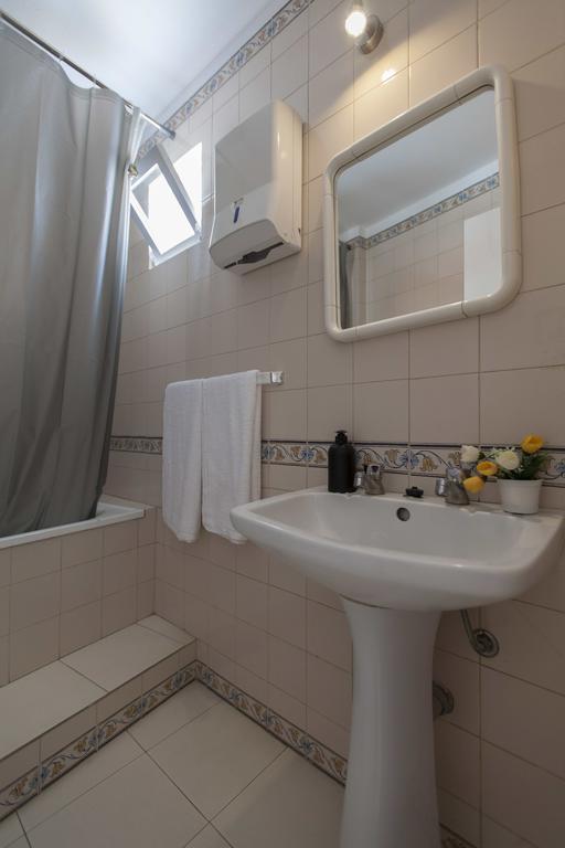 לאגוּ‏ש Guest House First Floor מראה חיצוני תמונה